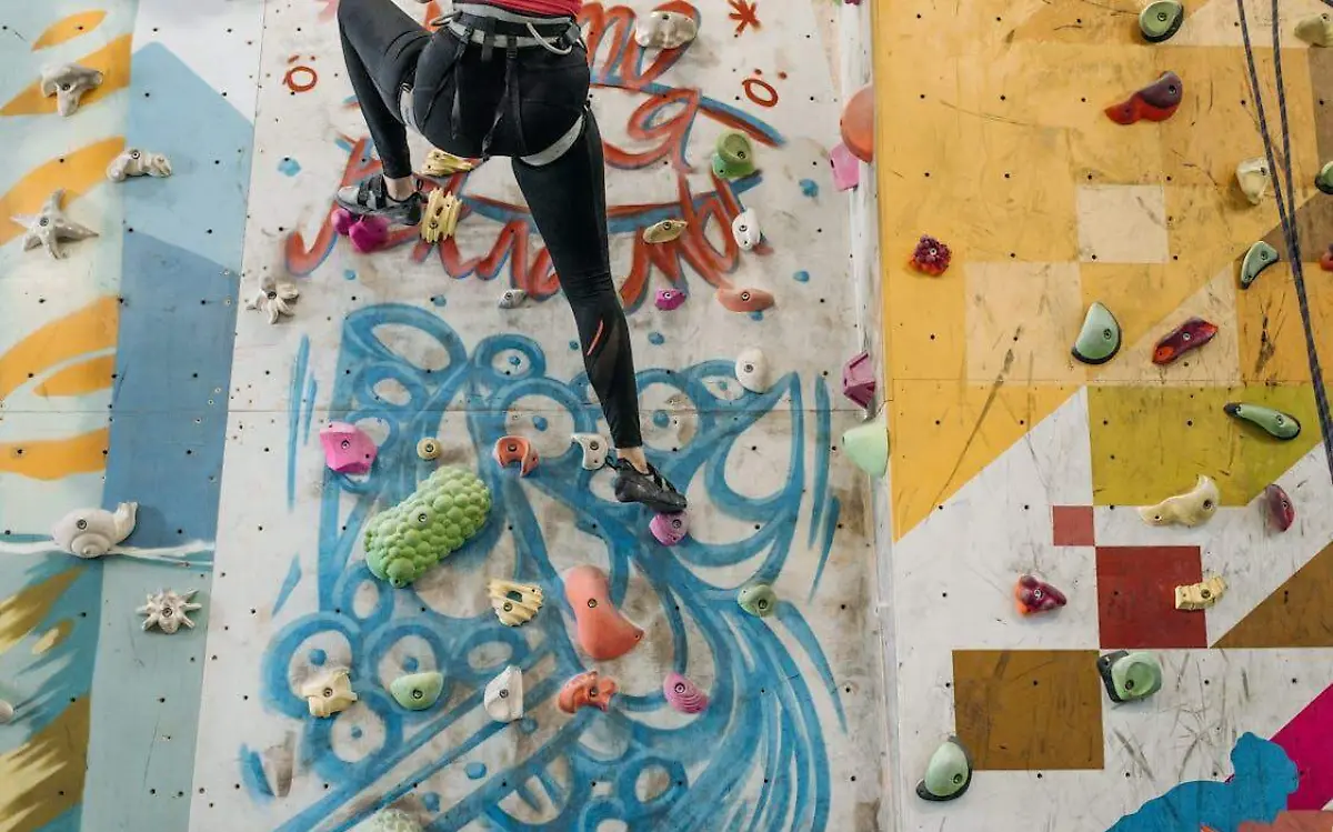 Persona practicando escalada deportiva